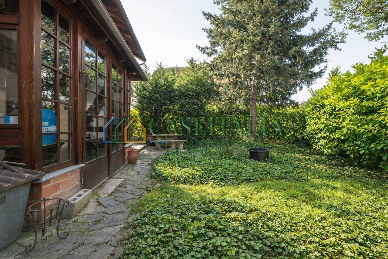 Villa con giardino in piazza stazione 2, Rosta