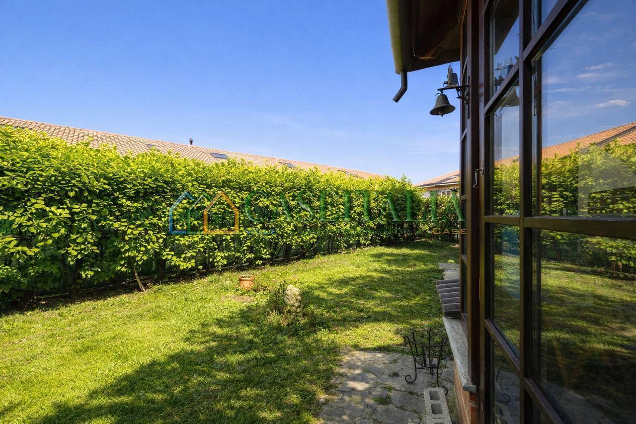 Villa con giardino in piazza stazione 2, Rosta