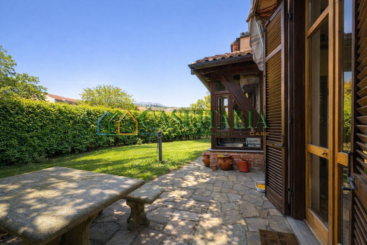 Villa con giardino in piazza stazione 2, Rosta