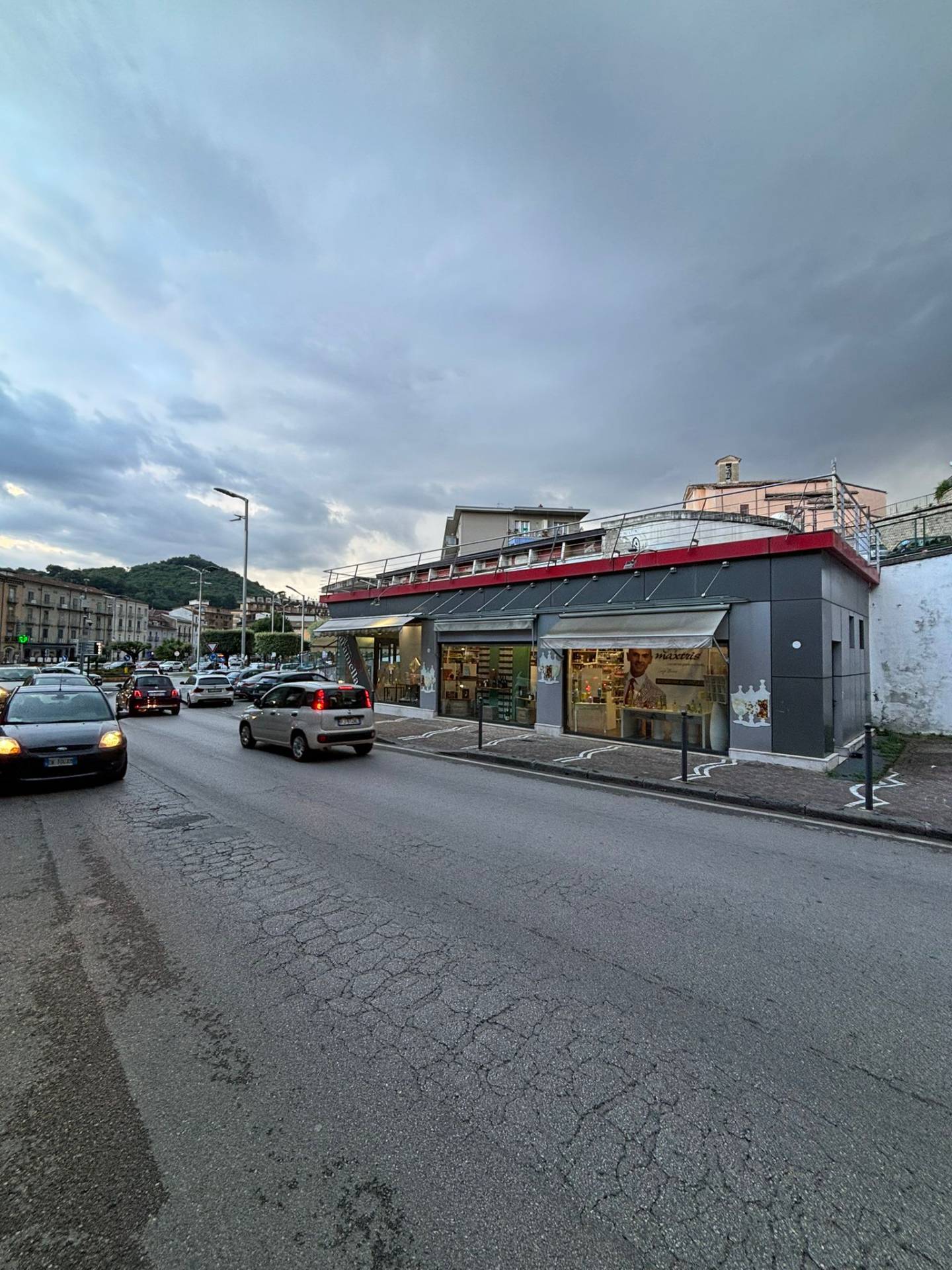 Locale commerciale in affitto a Atripalda