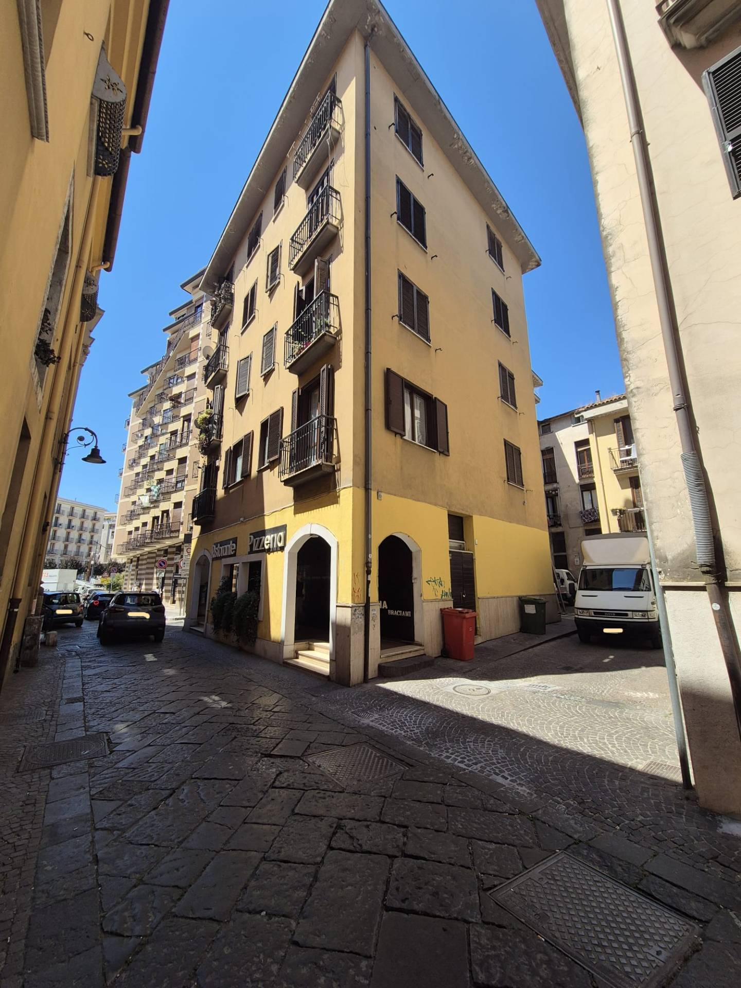 Locale commerciale in vendita a Avellino, Centro storico