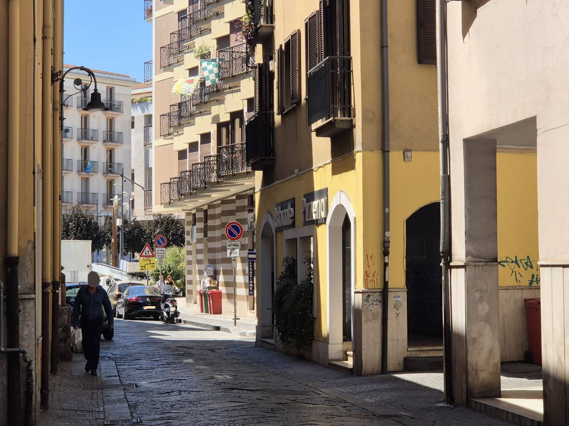 Locale commerciale in vendita a Avellino, Centro storico