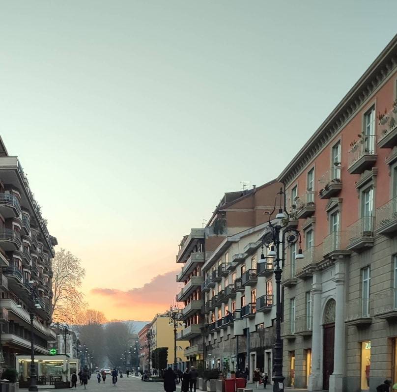 Locale commerciale in vendita a Avellino, Centro