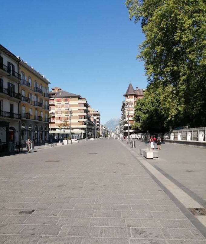 Locale commerciale in vendita a Avellino, Centro