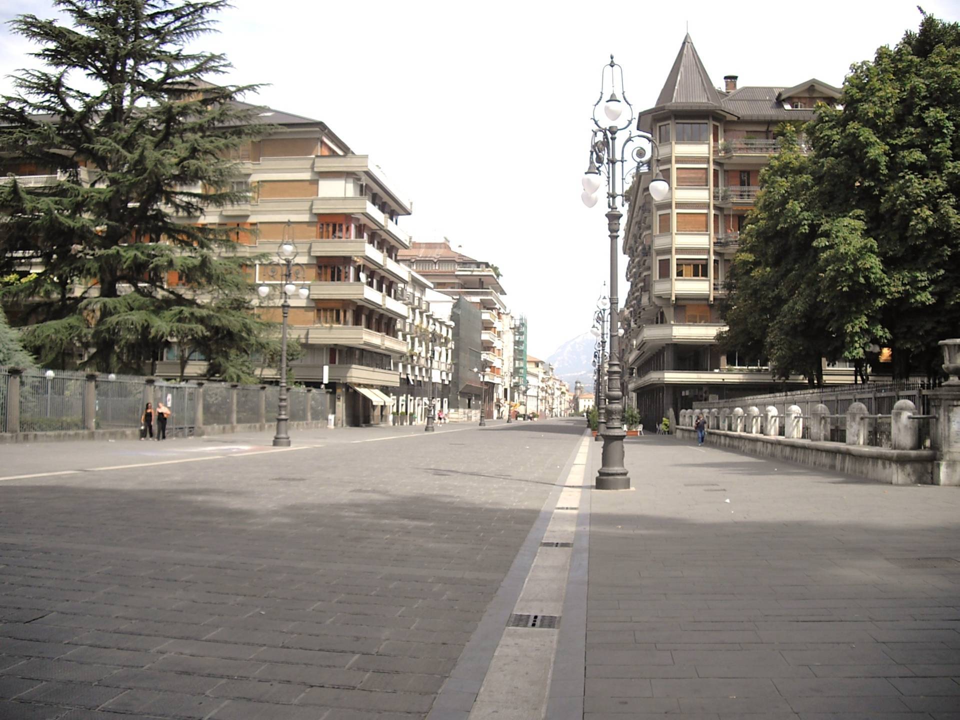 Locale commerciale in vendita a Avellino, Centro