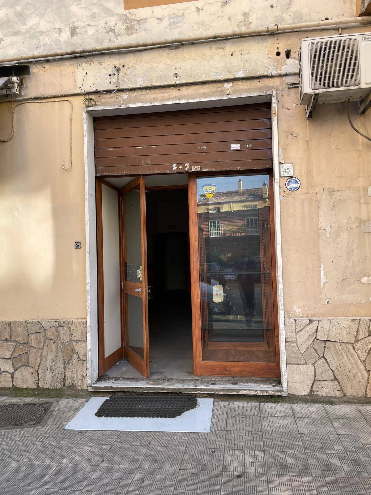 Locale commerciale in affitto a Avellino, Centro