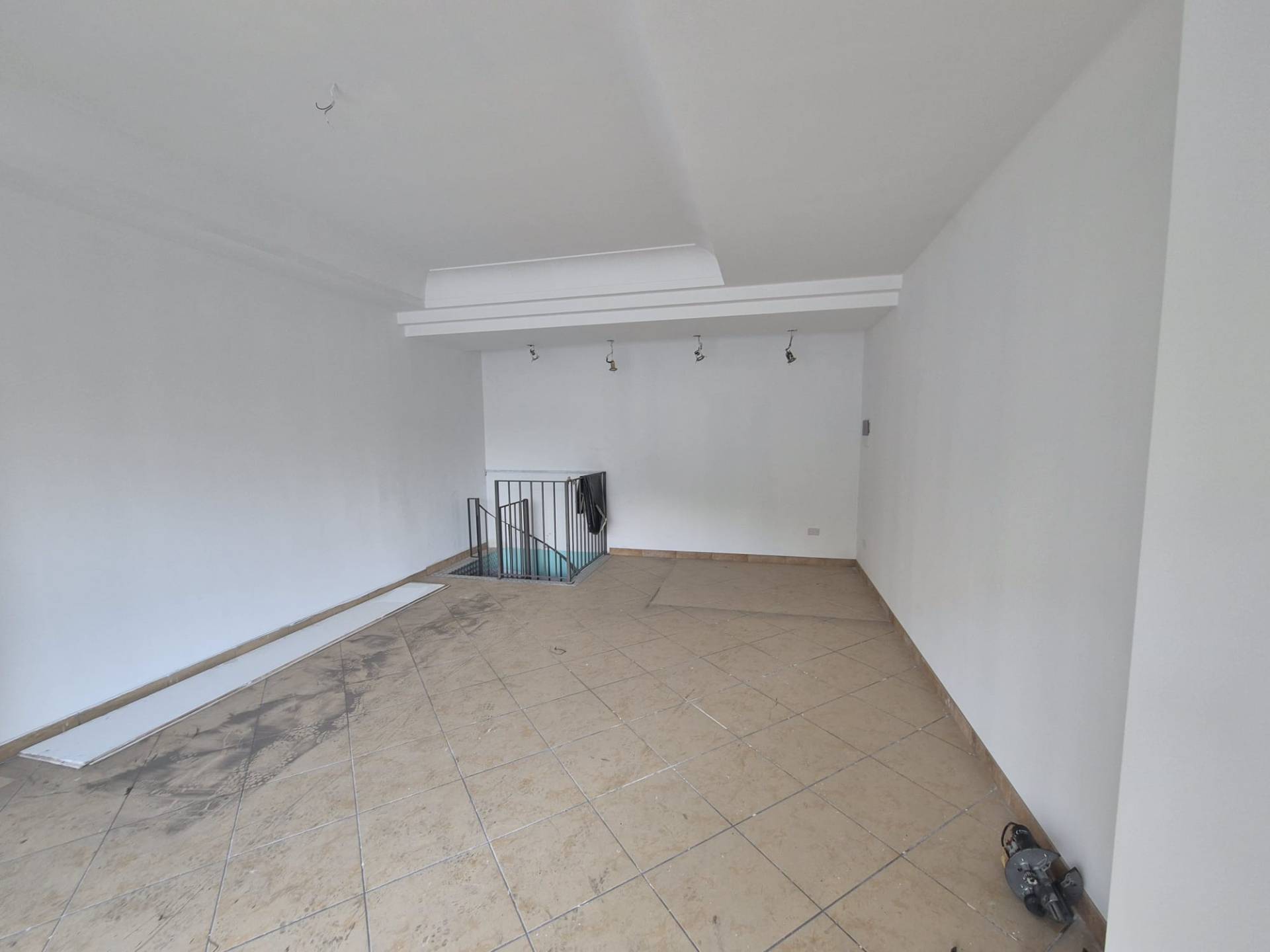 Locale commerciale in vendita a Avellino, Centro storico