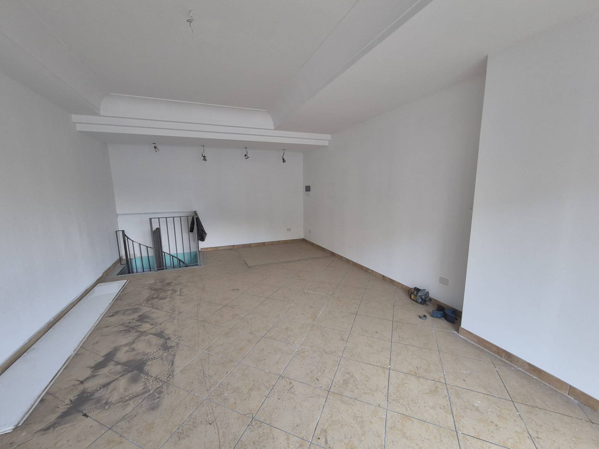 Locale commerciale in vendita a Avellino, Centro storico