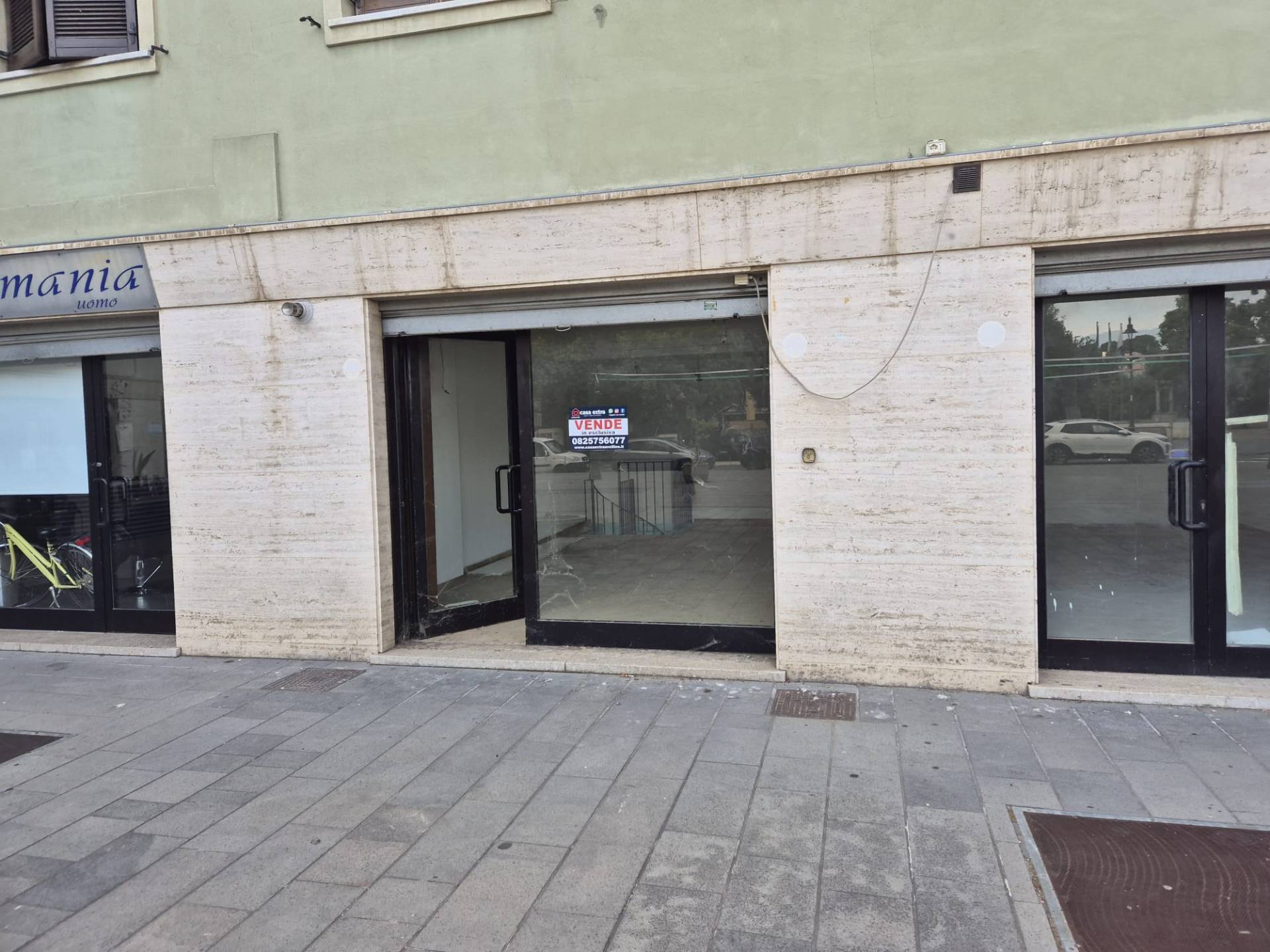 Locale commerciale in vendita a Avellino, Centro storico