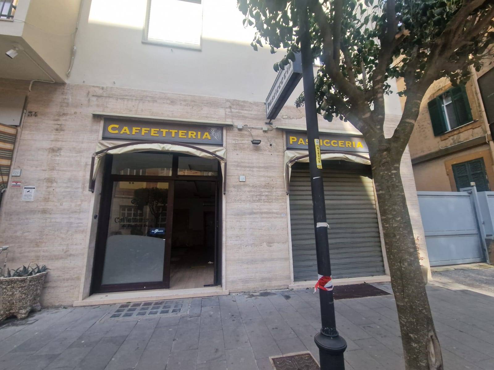 Locale commerciale in affitto a Avellino, Centro