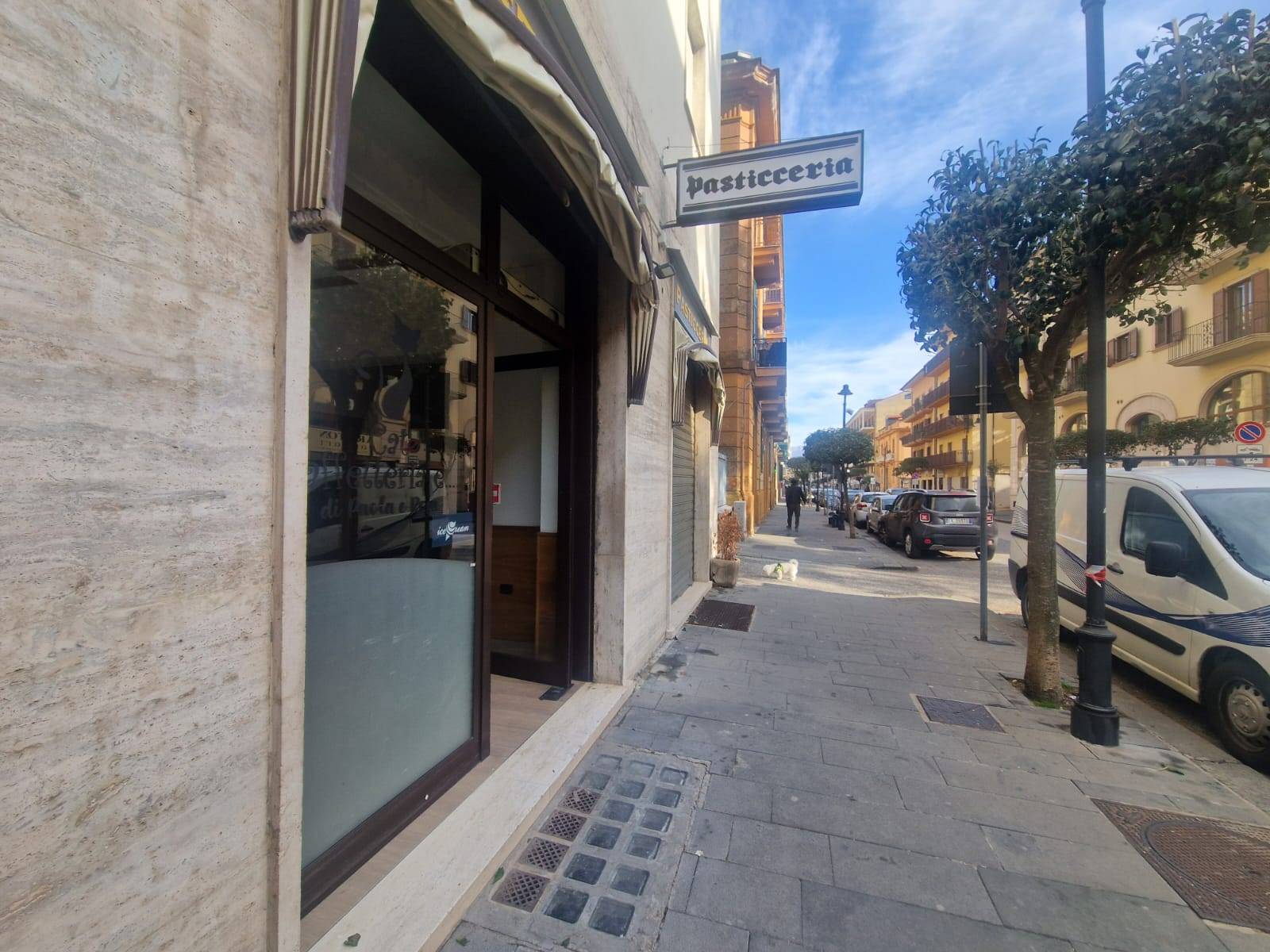 Locale commerciale in affitto a Avellino, Centro