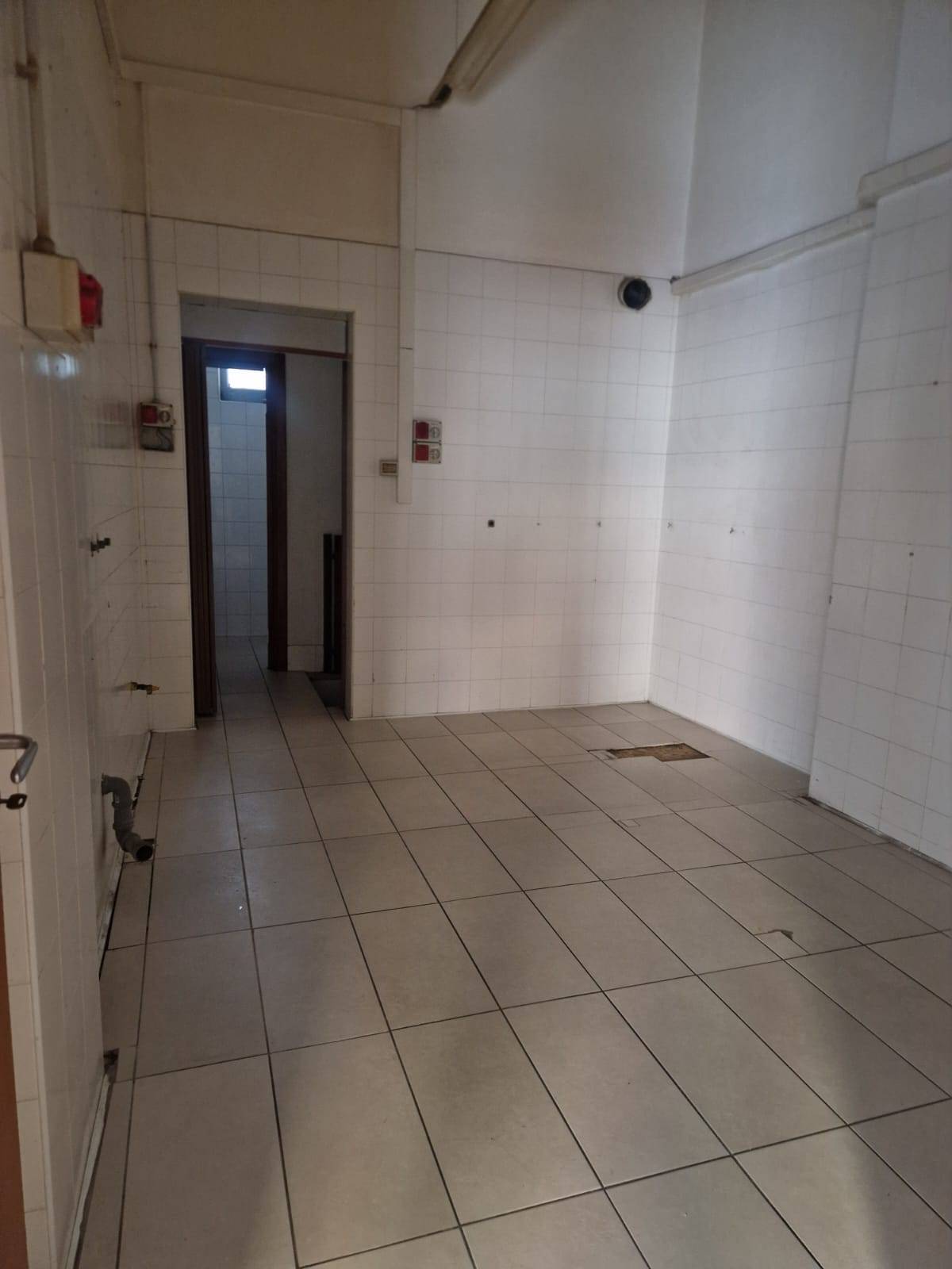 Locale commerciale in affitto a Avellino, Centro