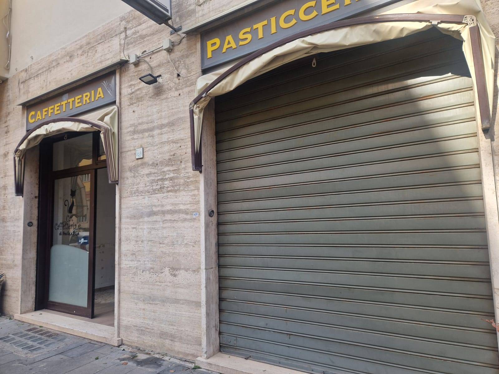 Locale commerciale in affitto a Avellino, Centro