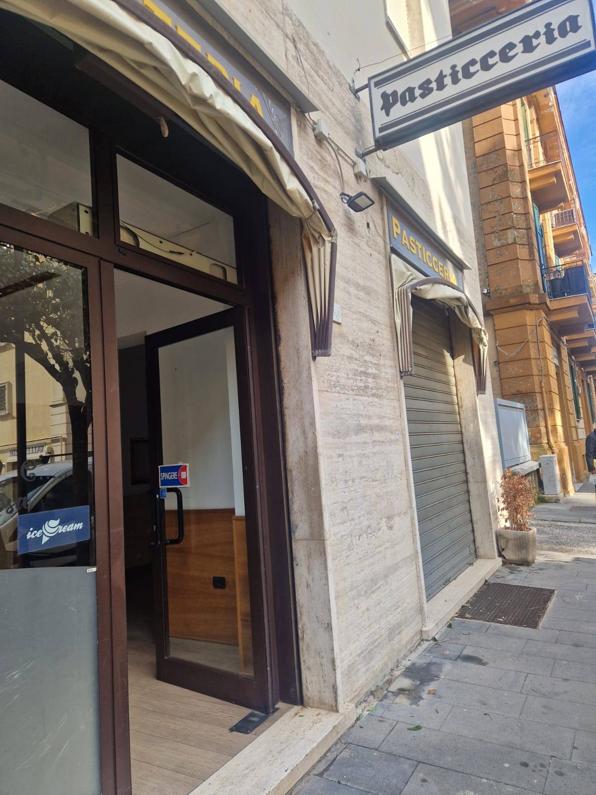 Locale commerciale in affitto a Avellino, Centro