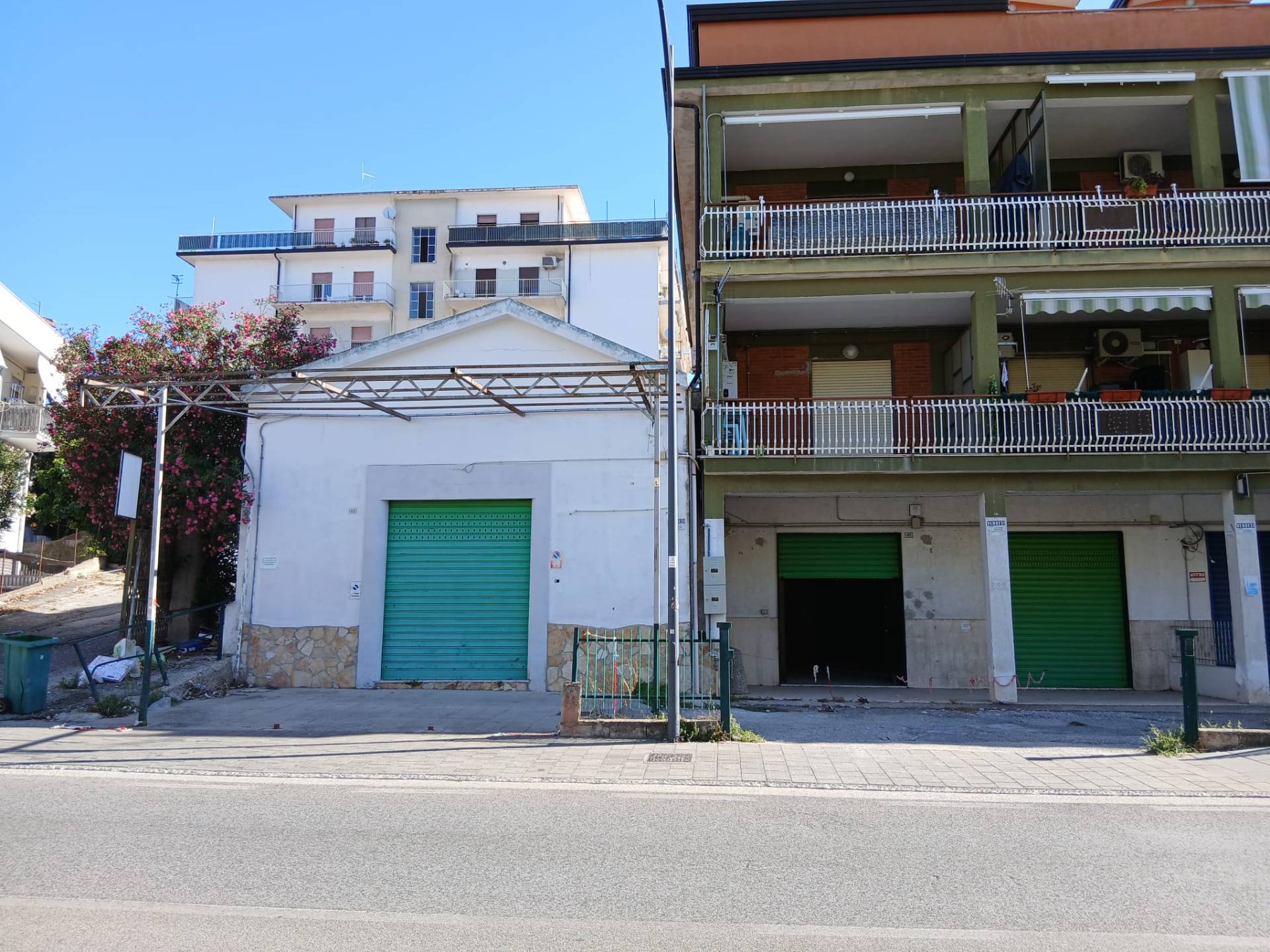 Locale commerciale in vendita a Eboli, S. Cataldo - Viale Tavoliello