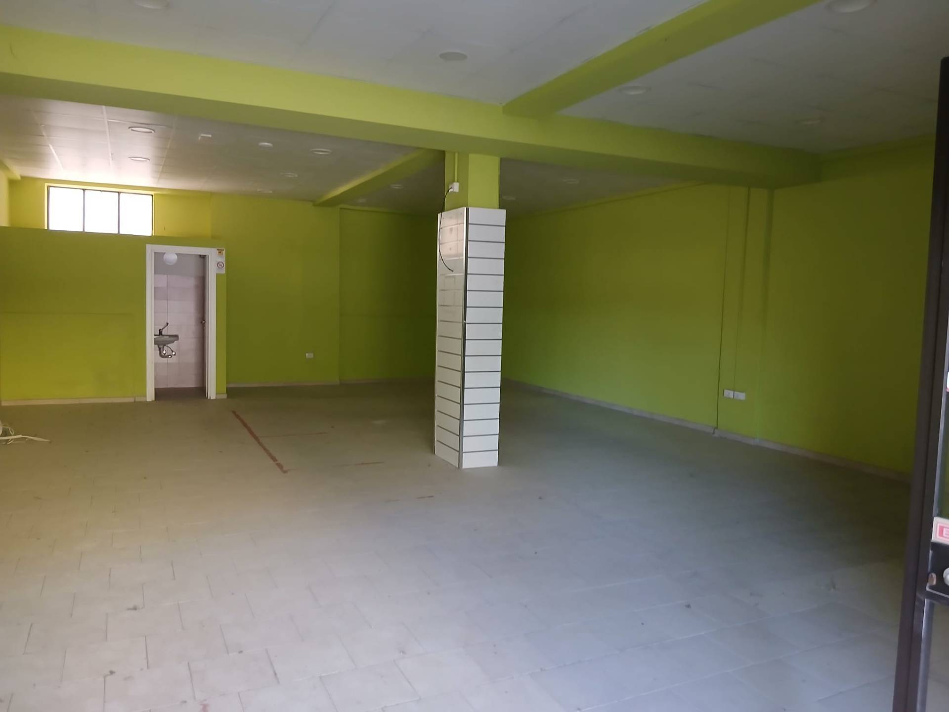 Locale commerciale in vendita a Eboli, S. Cataldo - Viale Tavoliello