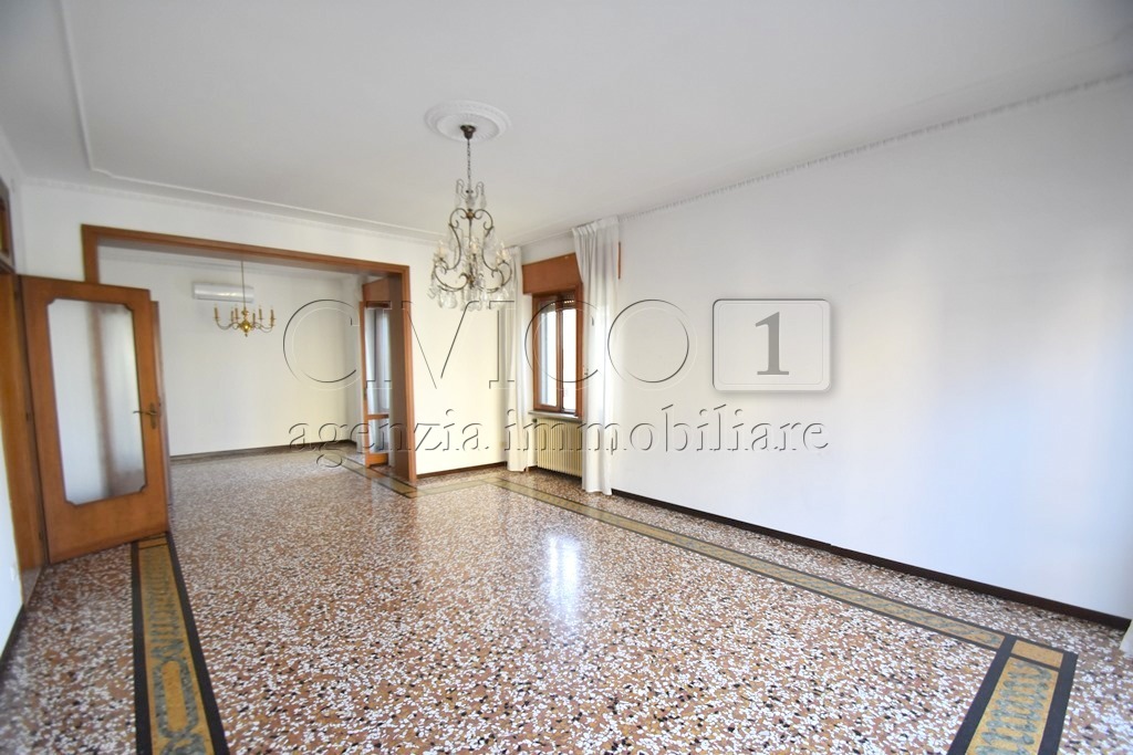 Casa indipendente con giardino in viale della pace 100, Vicenza