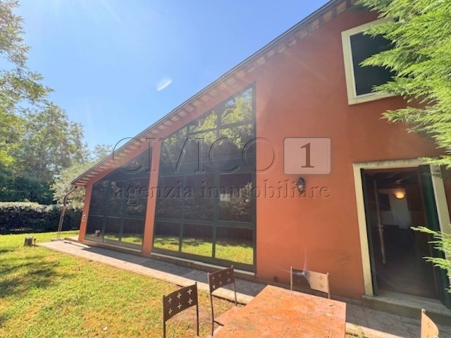 Villa con giardino in viale dieci giugno 213, Vicenza