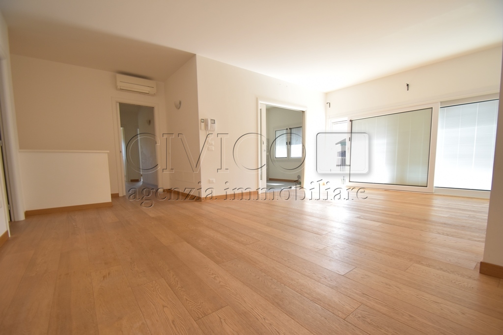 Casa indipendente con terrazzo in via po 93, Vicenza