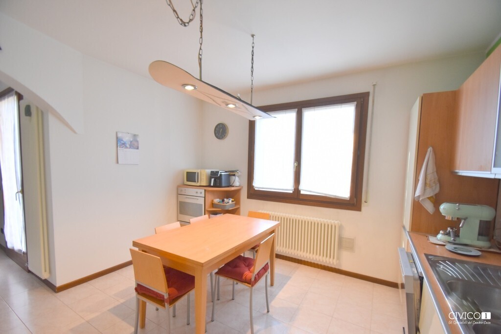 Appartamento con terrazzi in via a. canova 26, Gazzo
