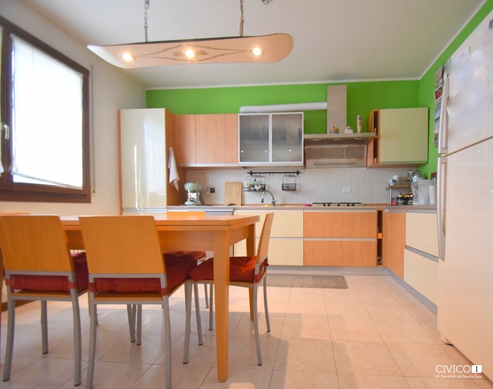 Appartamento con terrazzi in via a. canova 26, Gazzo