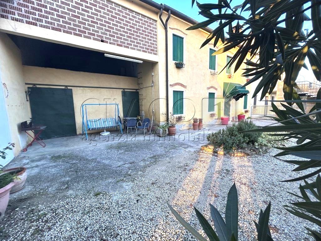 Villetta a schiera con giardino in via conti barbarano 62, Villaga