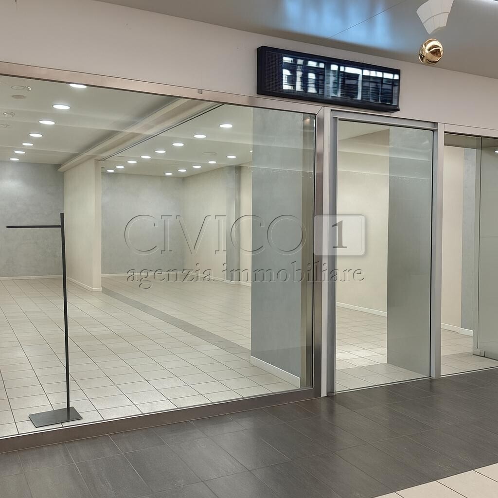 Locale commerciale in vendita in via pola 20, Torri di Quartesolo