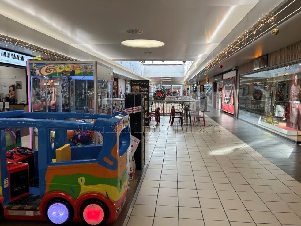 Locale commerciale in vendita in via pola 20, Torri di Quartesolo