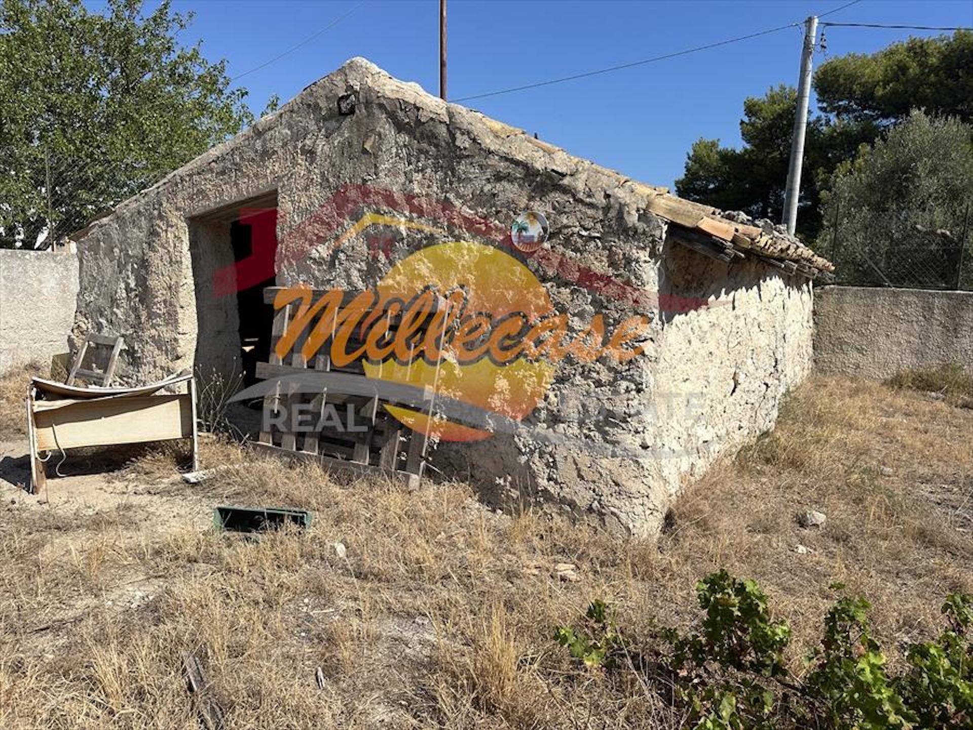 Rustico con giardino in via luigi monti, Siracusa