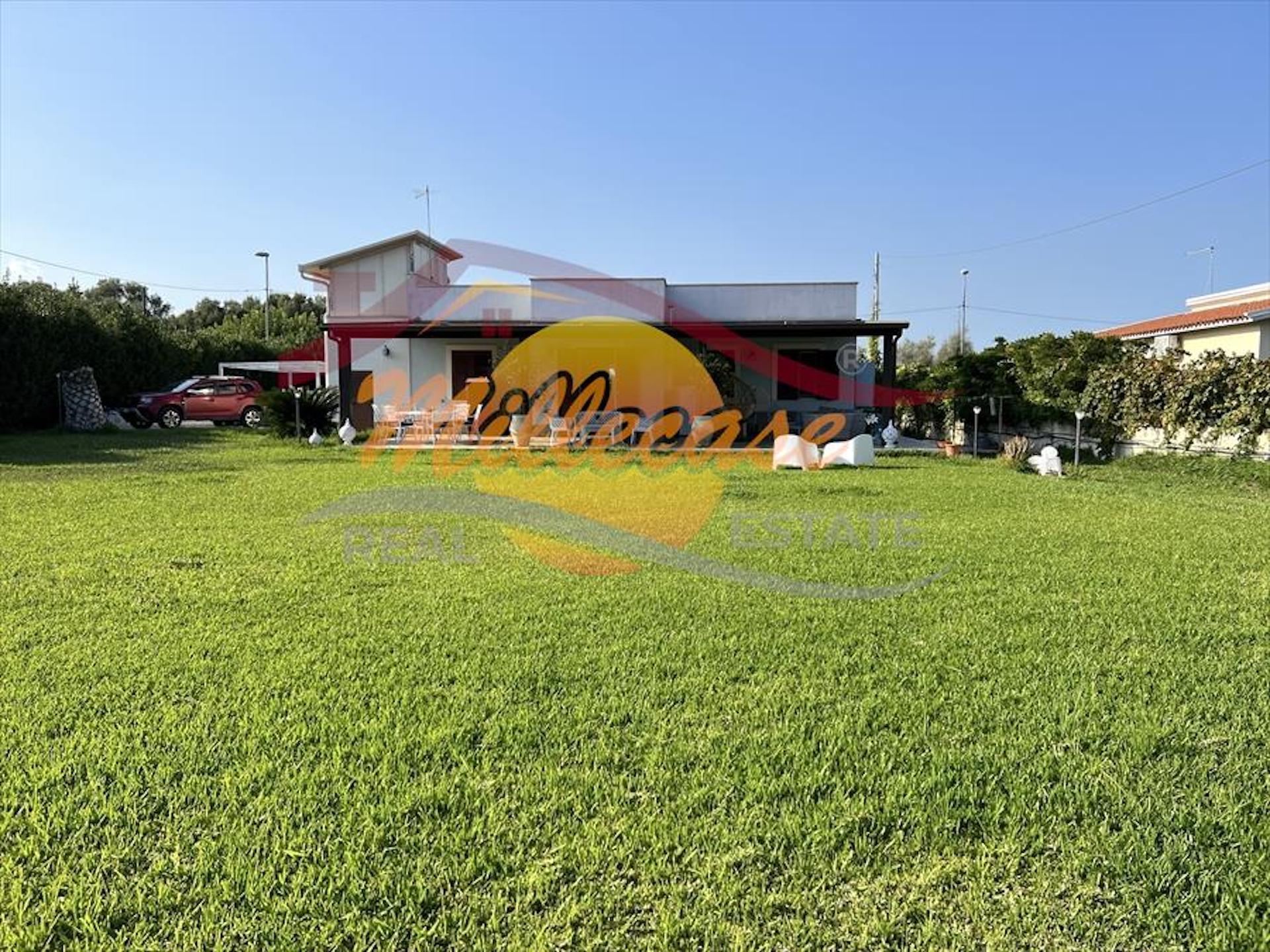 Villa con giardino in strada per ognina, Siracusa