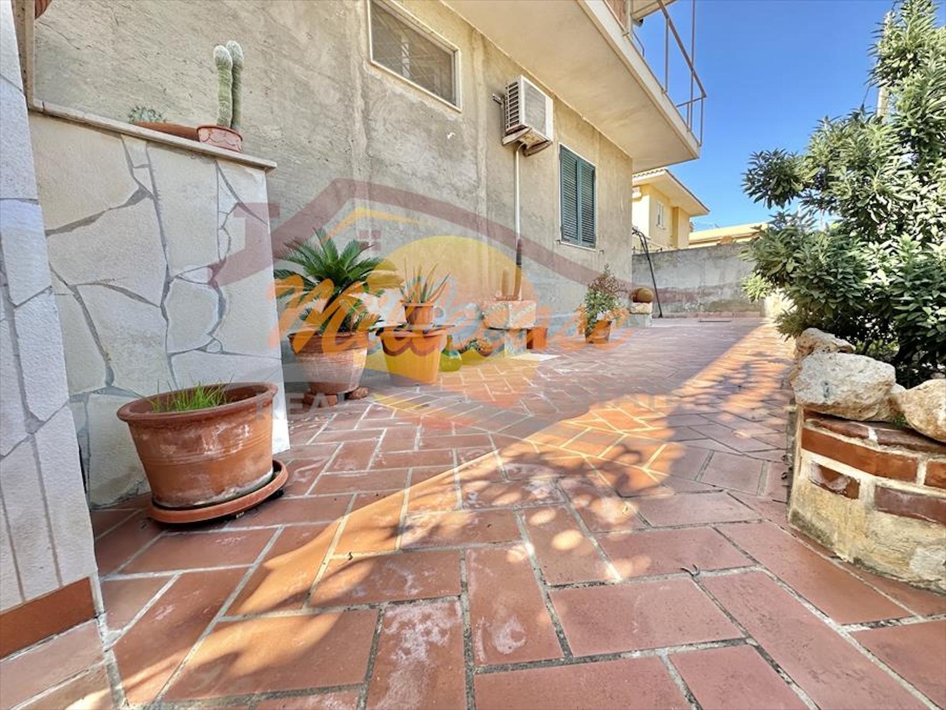 Appartamento con box doppio in via monte cammarata, Siracusa