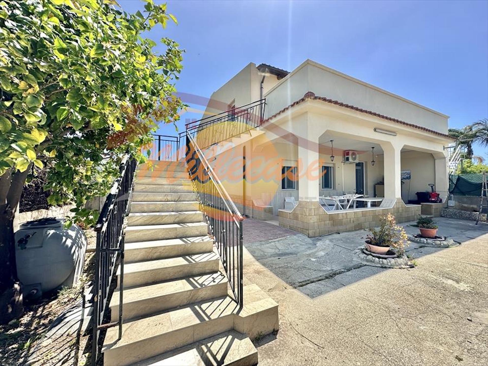 Villa con giardino in traversa pozzo di mazza, Siracusa
