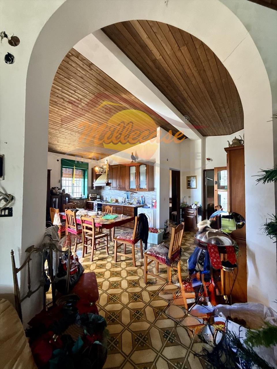 Villa con giardino in strada spinagallo, Siracusa