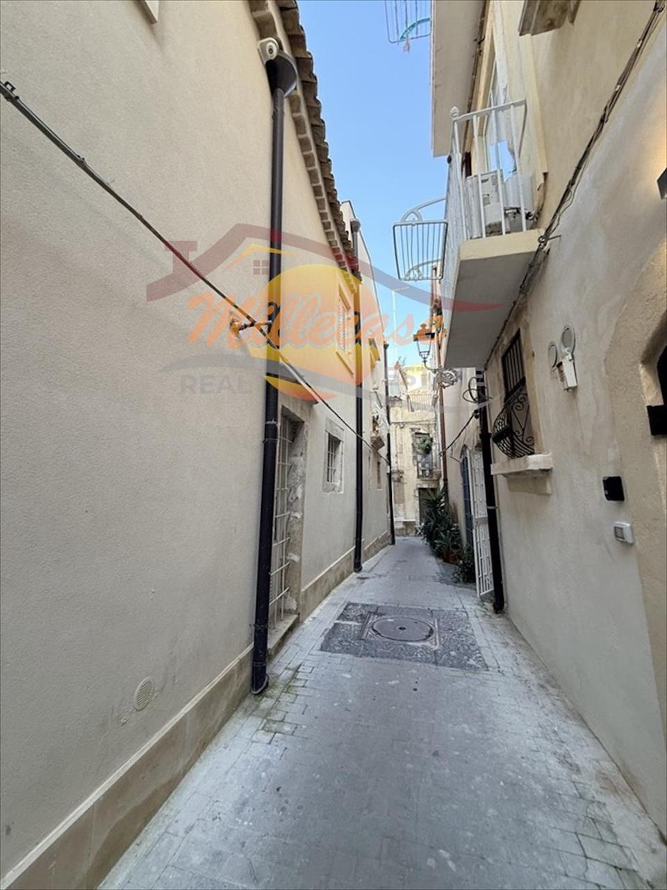 Bilocale ristrutturato in via della giudecca, Siracusa