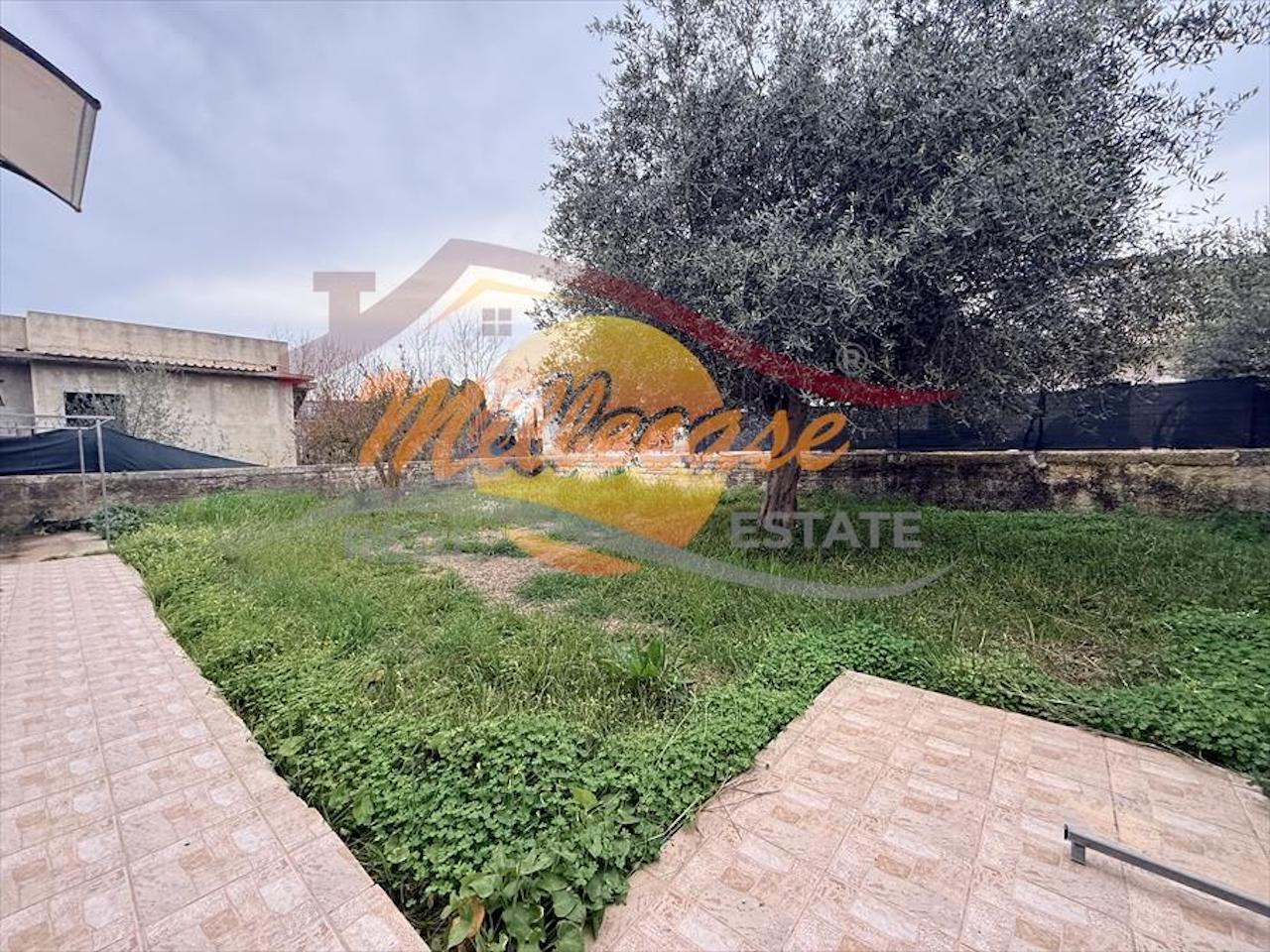 Villa con giardino in traversa pozzo di mazza, Siracusa