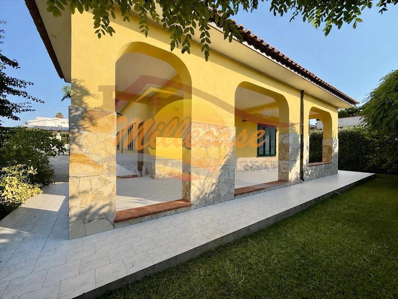 Villa con giardino in via mer nero, Siracusa