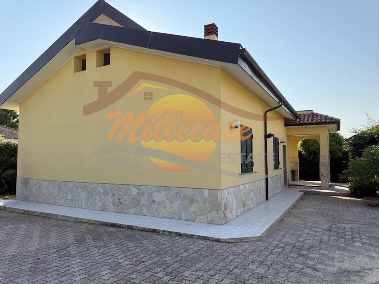 Villa con giardino in via mer nero, Siracusa