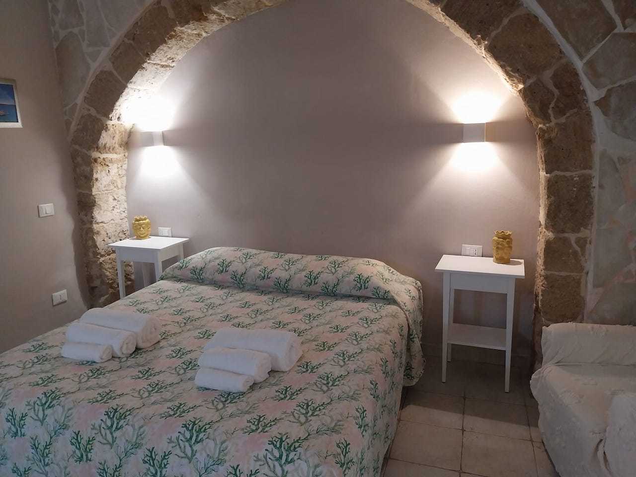 Monolocale ristrutturato in via salomone, Siracusa