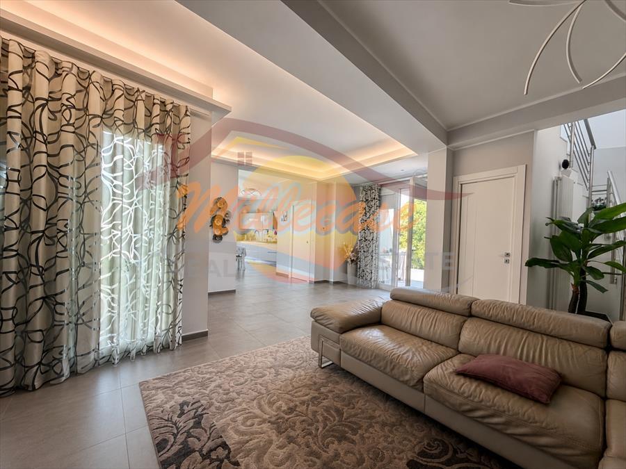 Villa con giardino in viale epipoli 123, Siracusa