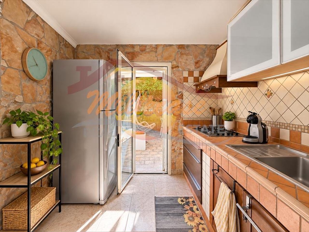 Villa con giardino in via giacomo bove, Siracusa