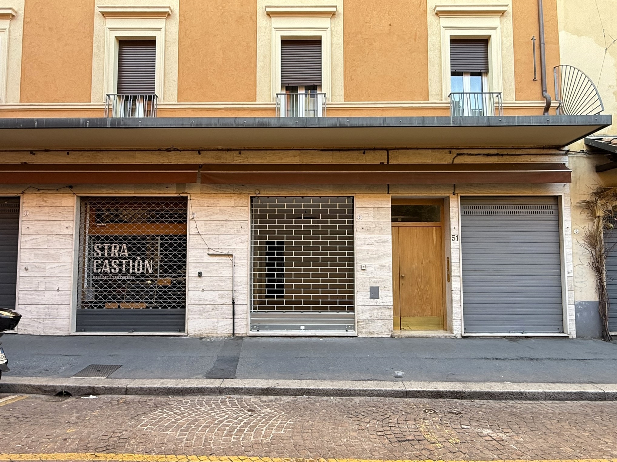 Locale commerciale nuova in via castiglione 51, Bologna