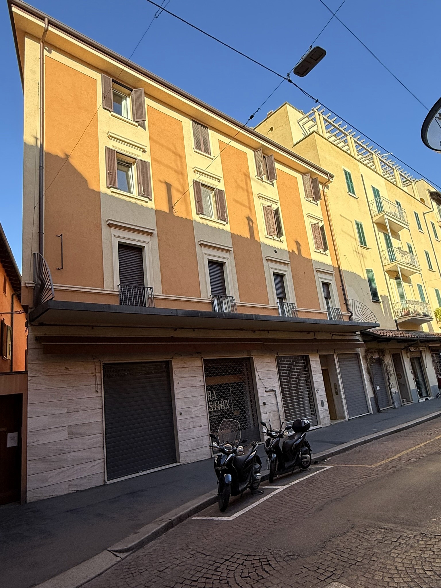 Locale commerciale nuova in via castiglione 51, Bologna