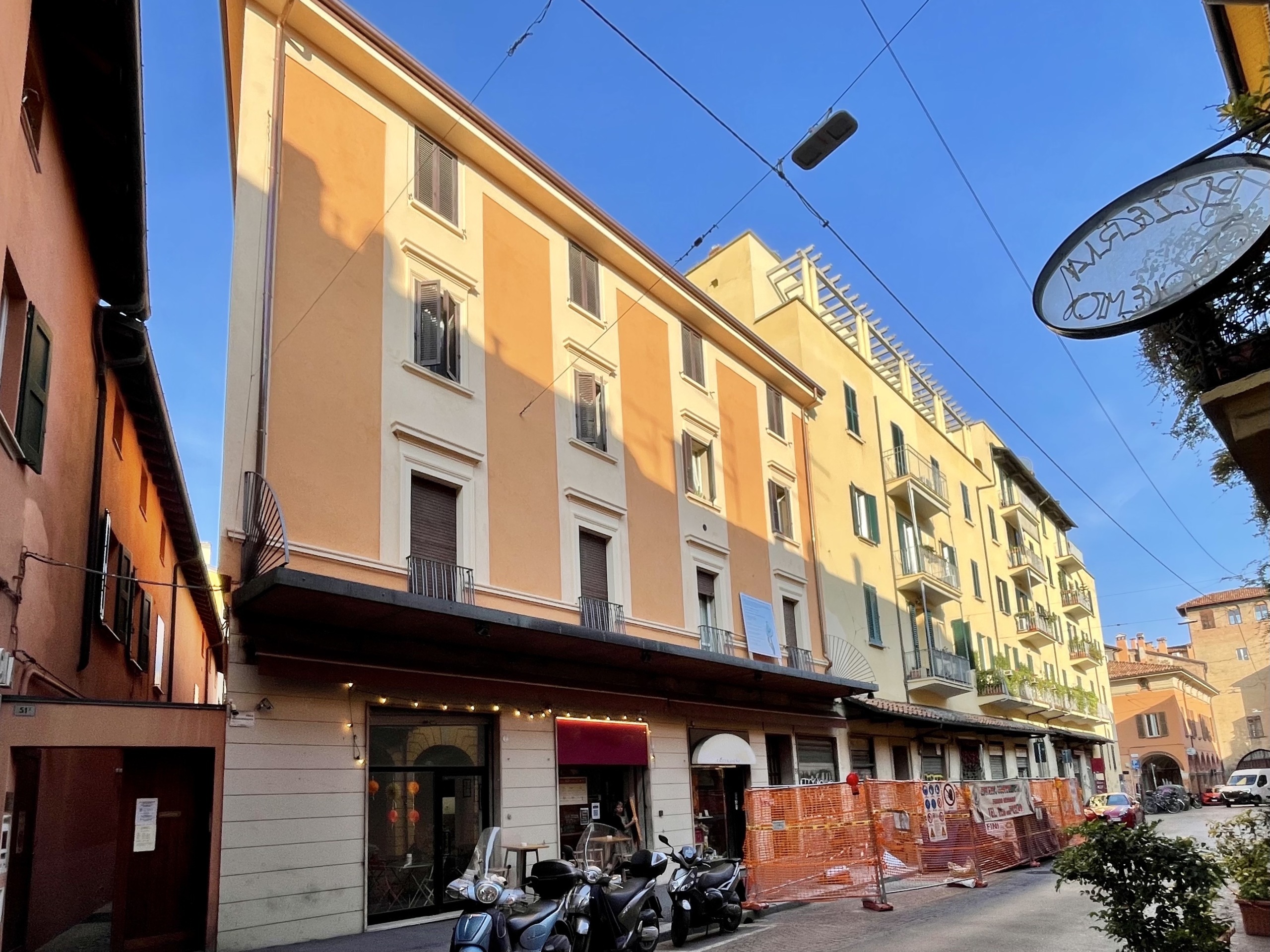 Locale commerciale nuova in via castiglione 51, Bologna