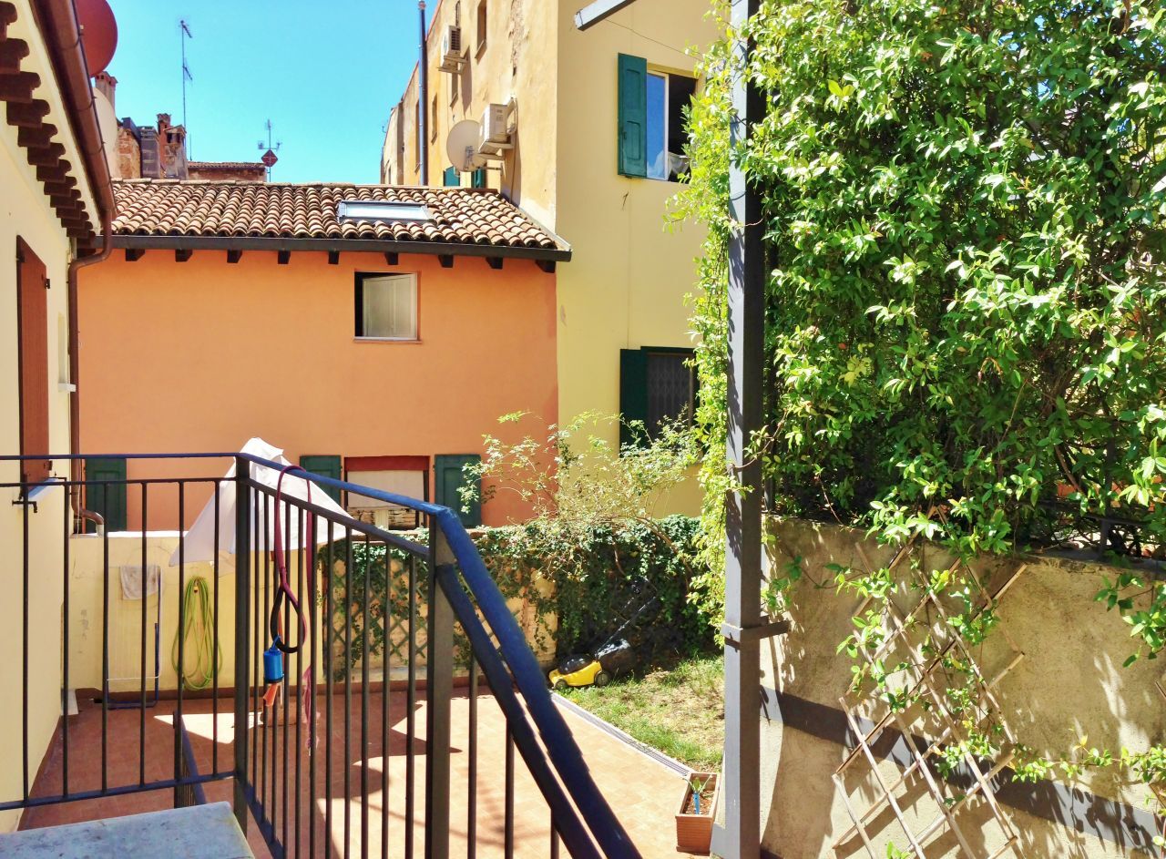 Bilocale con giardino in via castiglione 51, Bologna