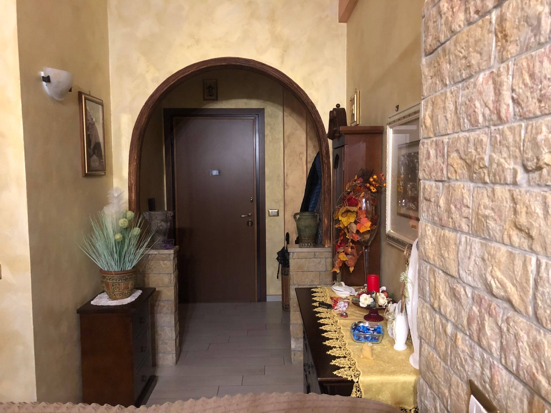 Appartamento in vendita a Pomezia, Centro