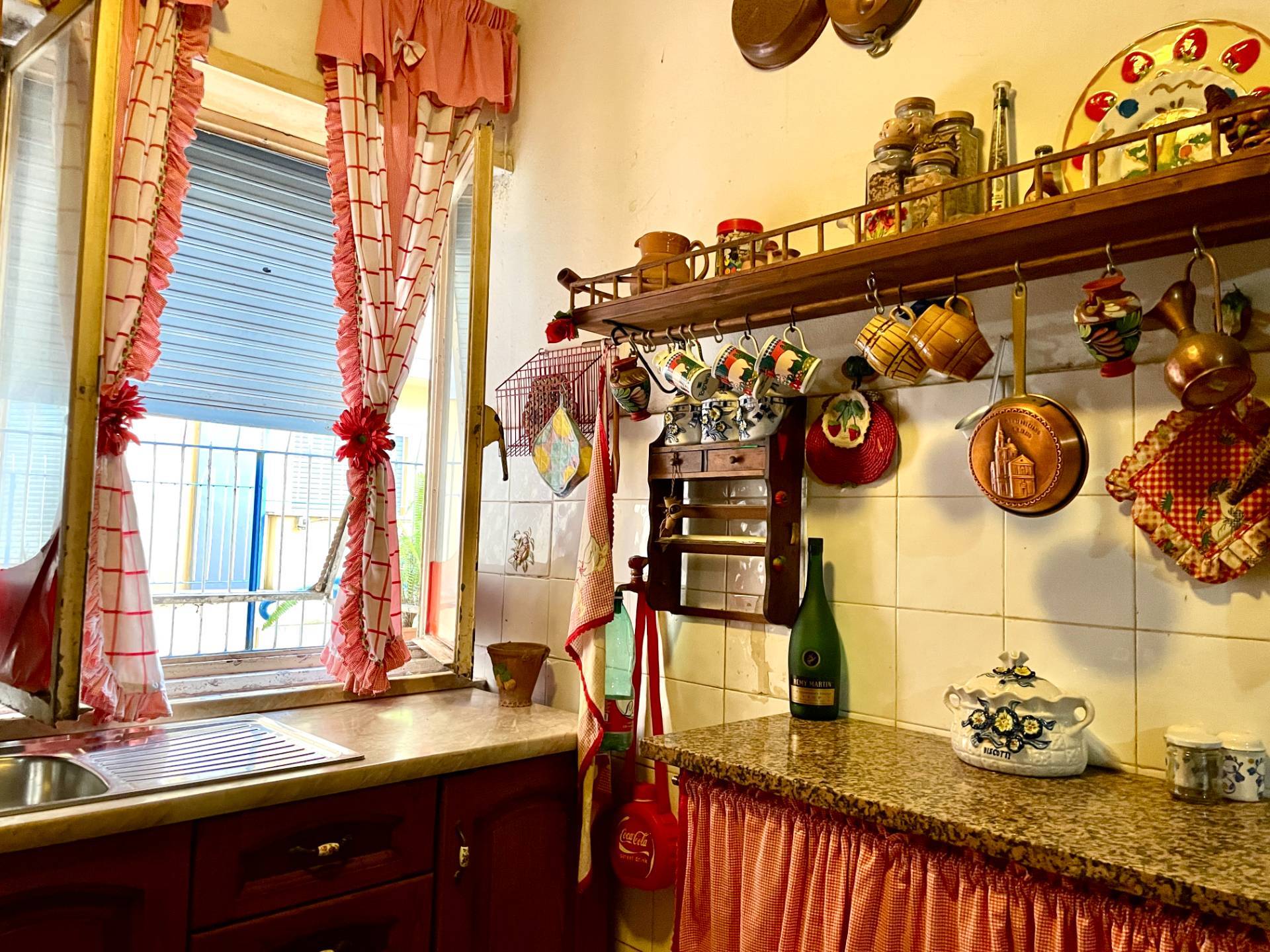 Appartamento in vendita a Pomezia, Centro