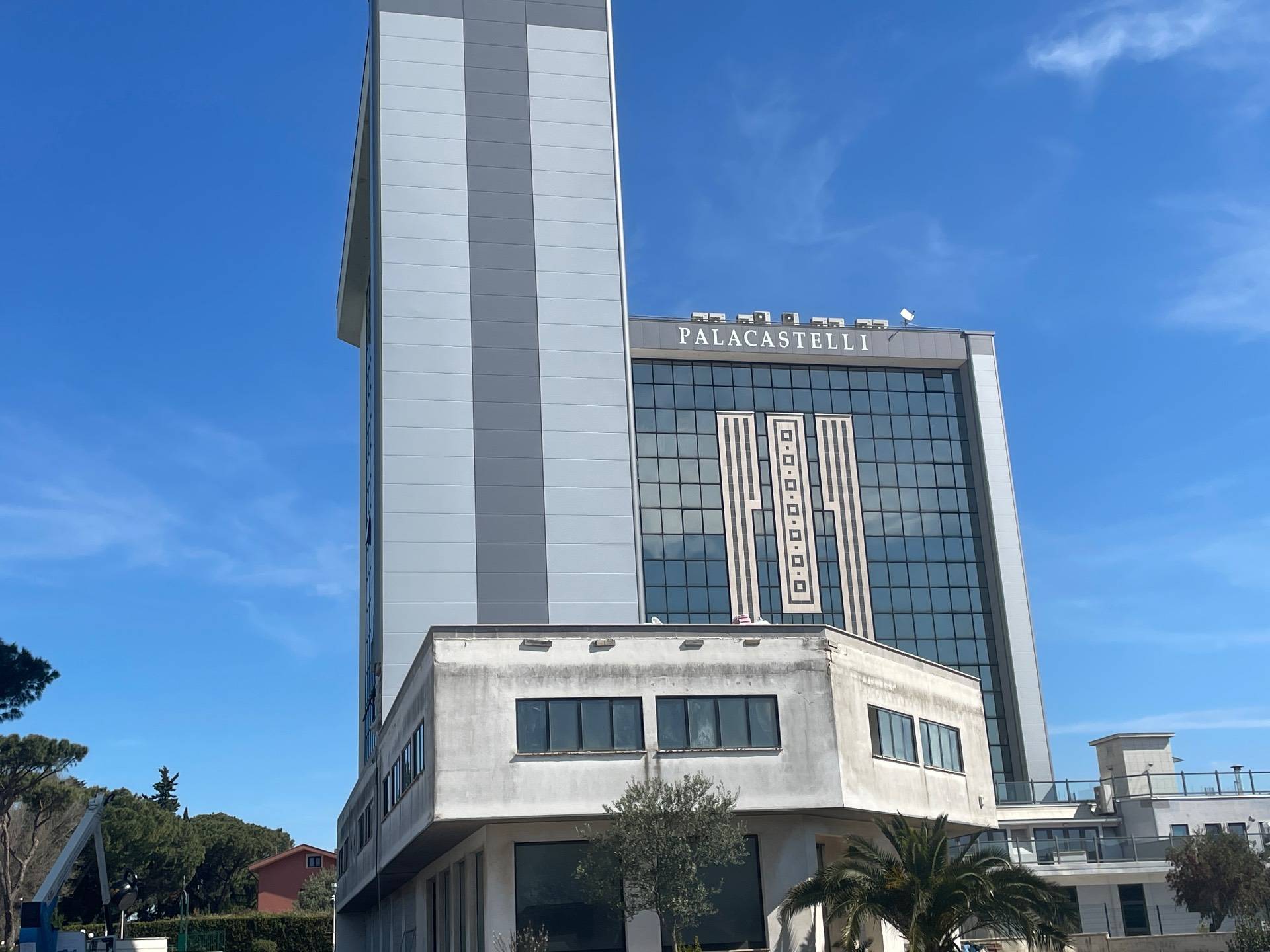 Locale commerciale in vendita a Pomezia