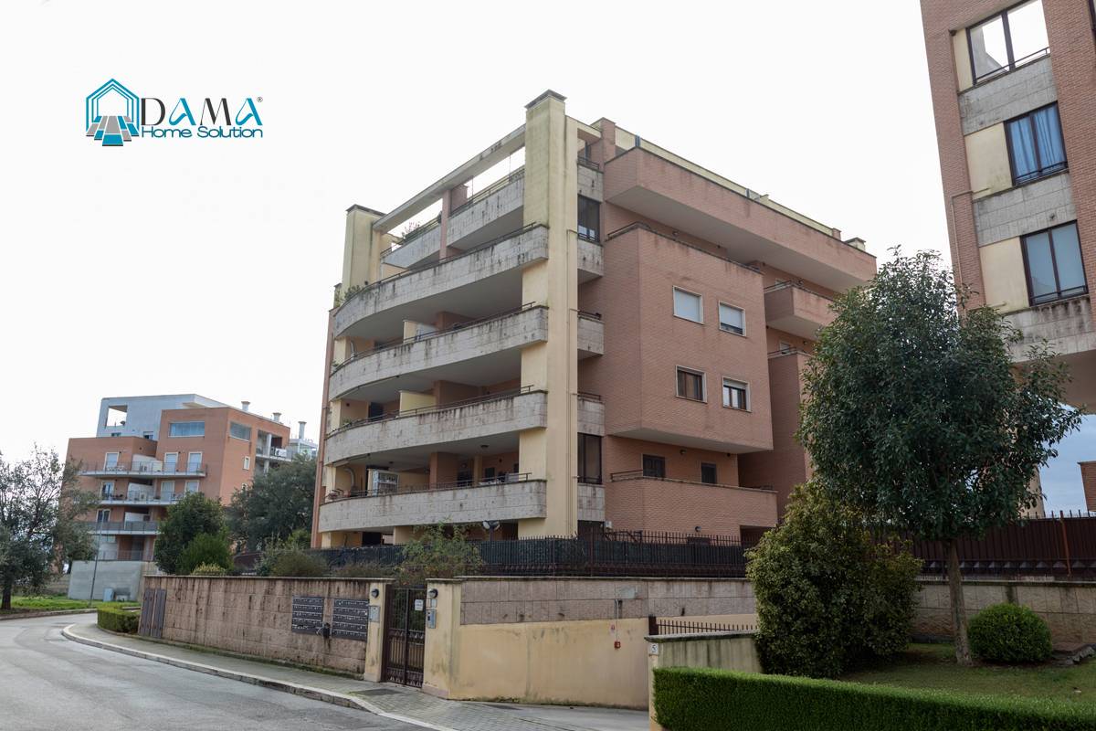 Appartamento in vendita a Pomezia, Centro