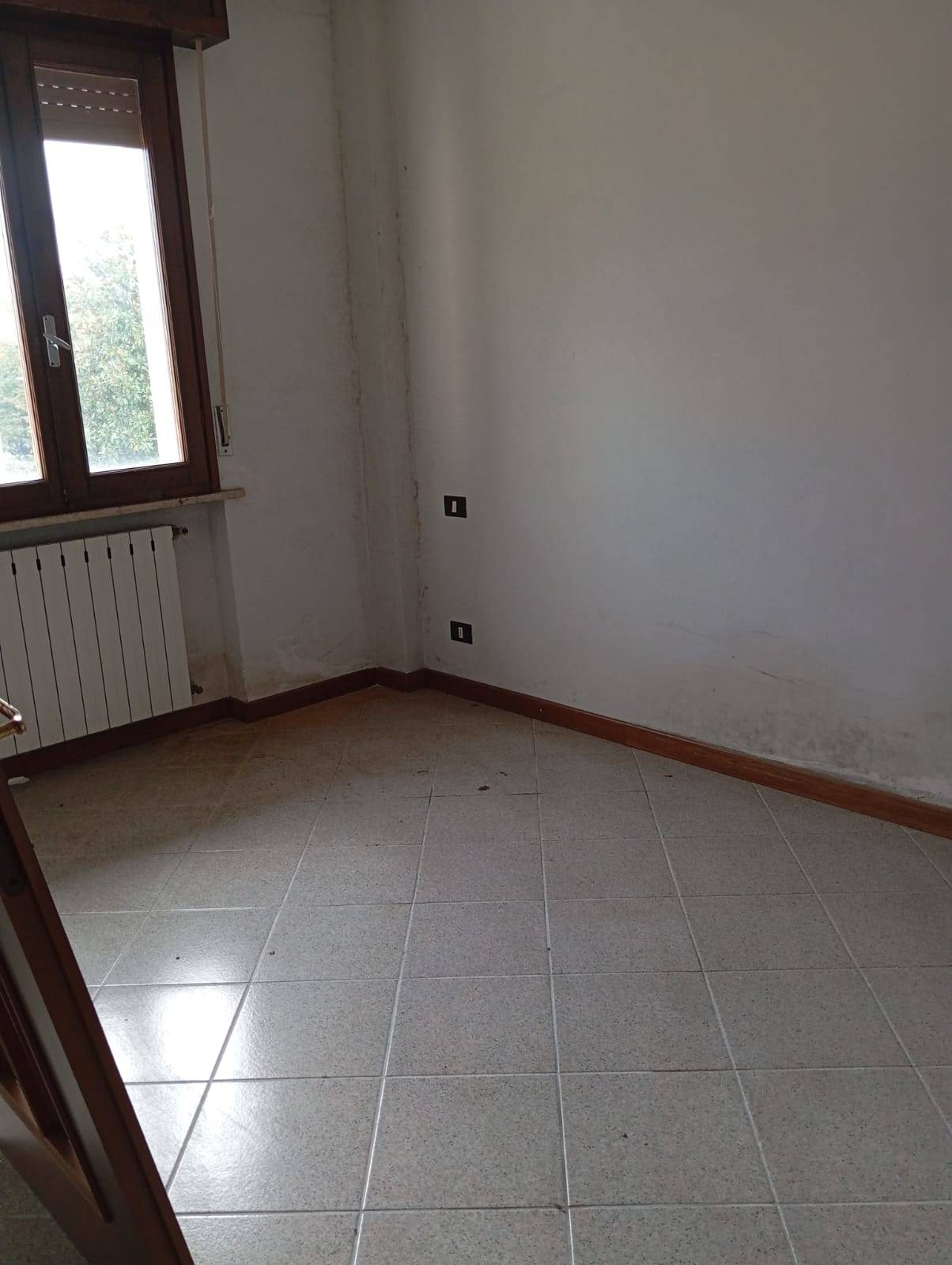 INTERA PALAZZINA in vendita a Curtatone, Levata