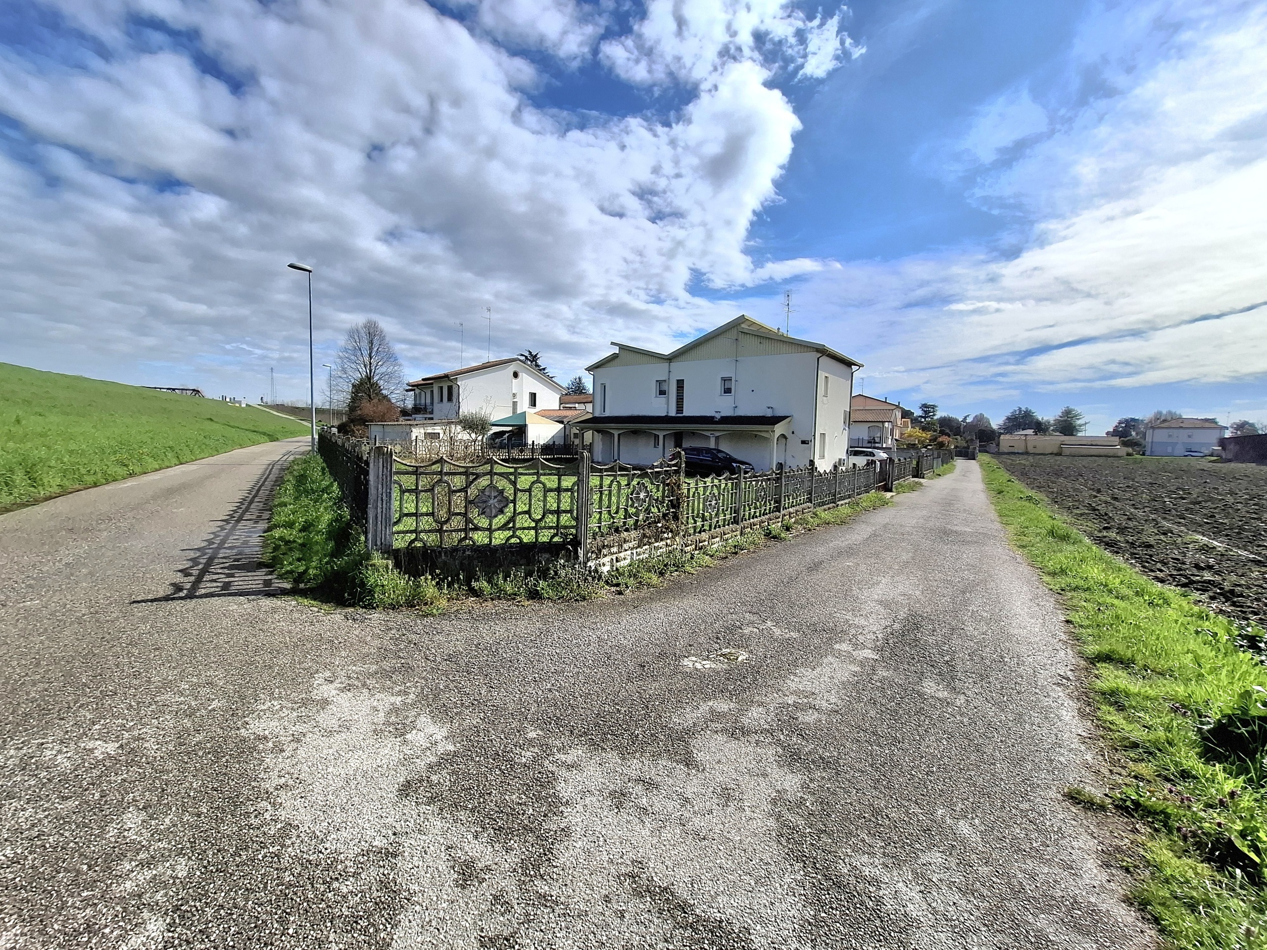 Casa indipendente con giardino in via lungo adige 41, Rovigo